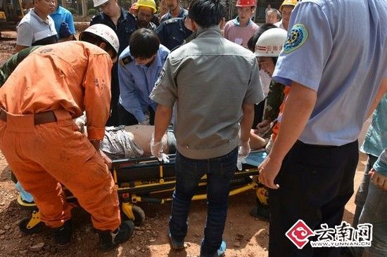 云南网讯(记者 杨之辉 通讯员 吕扬)7月25日10时35分,一施工人员不慎候掉进海源中路经典双城10栋电梯里,命悬一线。接警后,高新消防大队迅速赶赴现场救援,历经紧张营救,施工人员成功获救。 据10时45分,消防官兵到达事故现场。 现场目击者介绍,施工人员在施工的时候一不小心掉进电梯里面,电梯内现有一人被困,在接到电梯内被困人员求救后,现场的工友赶忙携带救援工具赶往进行救援。但是,经过长时间的救援无果后,只有拨打119报警电话进行求救。 指挥员考虑到由于电梯内通风条件比较差,电梯内人员已被困有一段时