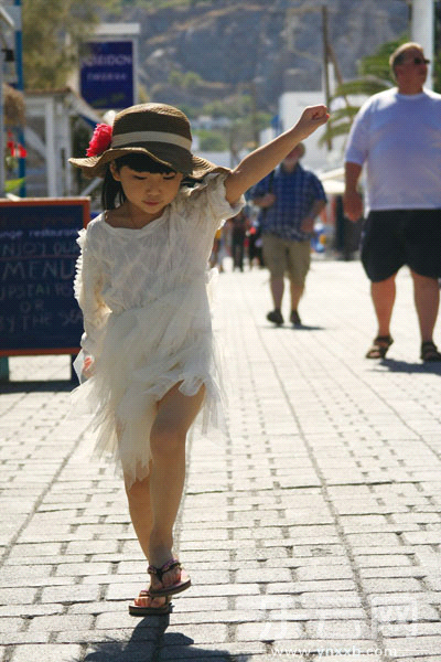 <em>5岁小美女</em>骑过大狗追过袋鼠_资讯频道_凤凰网