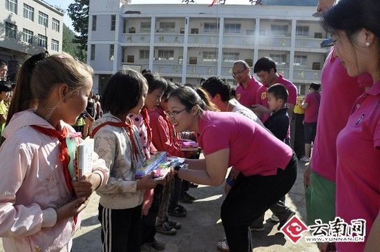 心系震区学子上海爱心团12万元物资捐赠云南