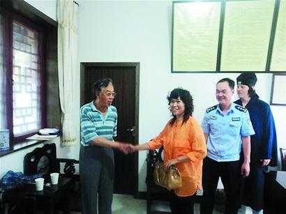 太清宫内忙着拍照马虎游客丢了90万黄金存单