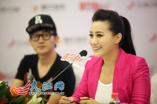 7月22日,著名歌手谭晶现场助力中国红歌会。