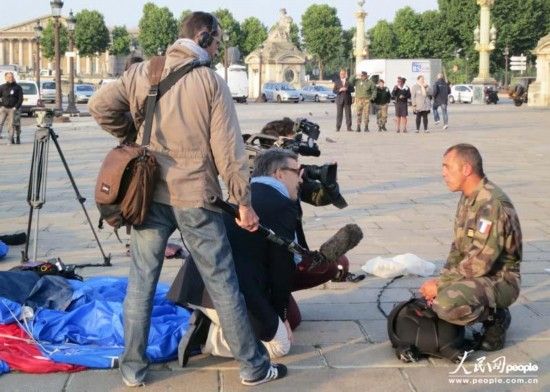 法国举行盛大国庆阅兵式 外籍军团肩扛斧头亮