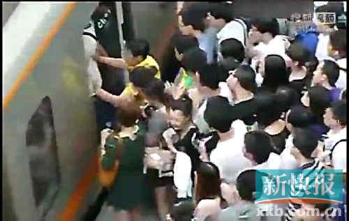 今天,你挤上地铁了吗?