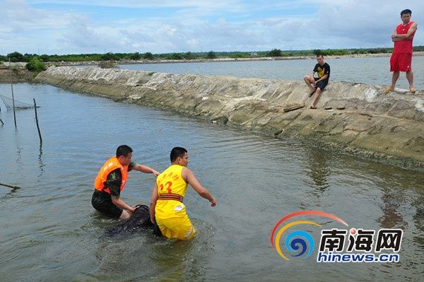 文昌:两名工人乘船加固鱼塘护坝 1人落水身亡