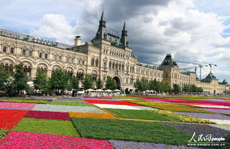 莫斯科红场鲜花装扮庆祝古姆商场成立120周