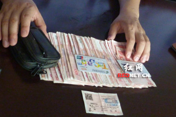 万元现金掉下火车排泄口 铁警搜索10公里找回