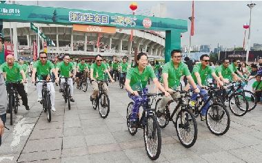 三千杭州市民和罗雪娟一起踩单车 宣扬绿色环保_资讯频道_凤凰网