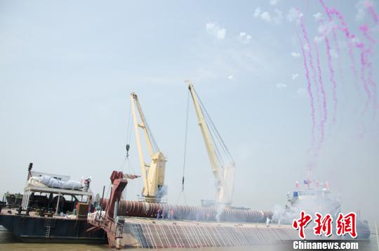长江南京以下12.5米深水航道一期工程护底完工