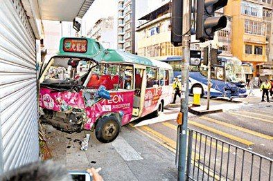 香港小巴与旅游巴士撞车 小巴司机受重创身亡
