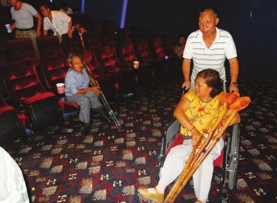 全国肢体残疾人日 兰州60名残疾人免费看电影
