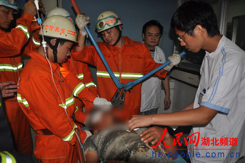 襄阳男子遭半米钢筋贯穿脸颊 7人协力剪断钢筋