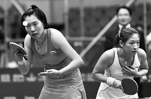 　　▲ 身穿网球裙的李晓霞（左）与刘诗雯（右）在昨晚的比赛中。