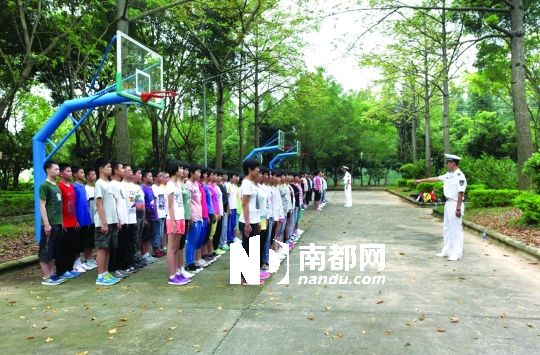 开平金山中学920多名新生军训