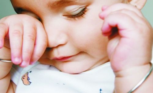 孩子爱揉眼睛,查查是否倒睫