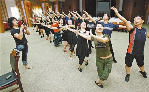 原创舞《<em>妹妹乖哥哥</em>帅》 舞出不老的青春_资讯