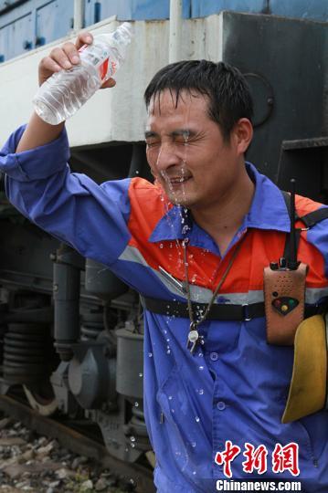南京高温酷暑烤验铁路工人 铁轨温度近60℃