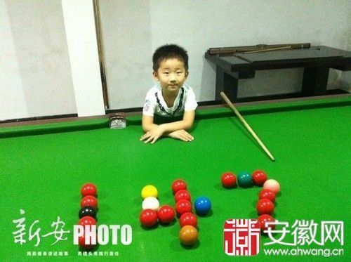 中国3岁斯诺克神童网络爆红 每天练球5小时_资