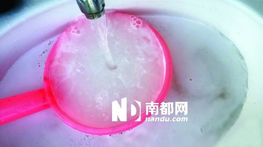 网友反映自来水管流出了乳白色的液体.图片来自"@平沙视点"微博