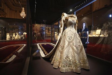 英女王迎来加冕60周年 王室华服特展掀热潮(图)