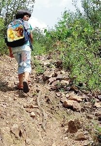 9岁小姑娘每天走五六个小时山路上下学