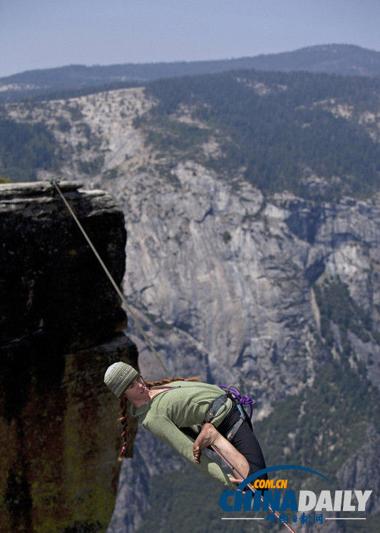 加州火辣美女超大胆 高空走钢丝秀特技(组图)
