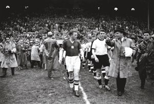 1954年世界杯决赛,匈牙利队的普斯卡什(中)与