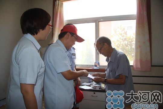 灵宝法院开展走进社区关爱老人志愿服务活动