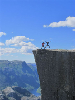 挑战挪威悬石断崖_资讯频道_凤凰网