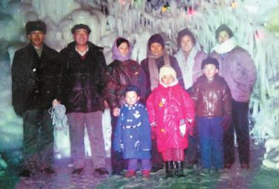 照片攝於1992年春節。 右二是我,右三是母親。 因小妹遠在他鄉,裡面唯獨缺小妹一傢
