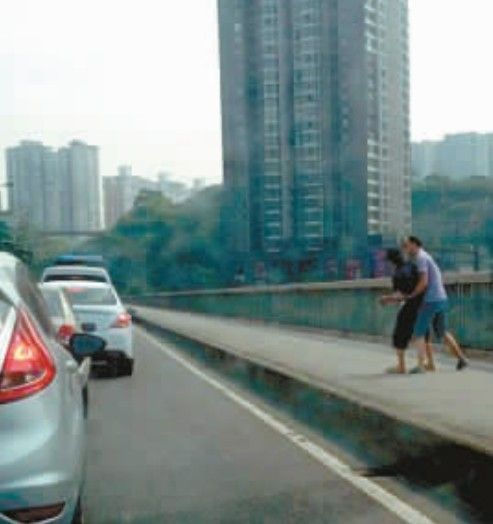 石门<em>大桥上</em>老人要轻生 过路出租车乘客的哥飞