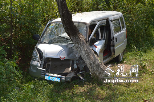 宜丰一女司机驾驶面包车打瞌睡险送命