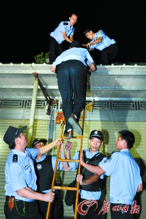 广东1800警察夜剿盗车团伙:厅长坐镇 飞机压阵
