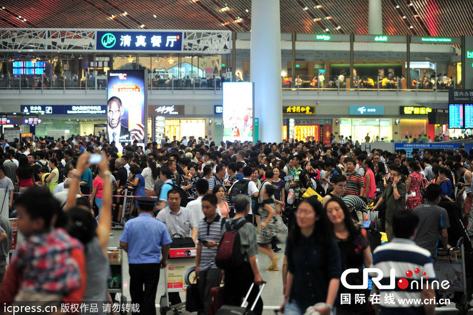 受雷雨天气影响 北京首都机场航班延误严重(高