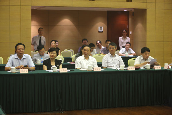 市政协党组、机关举行座谈会听取意见 吴志明