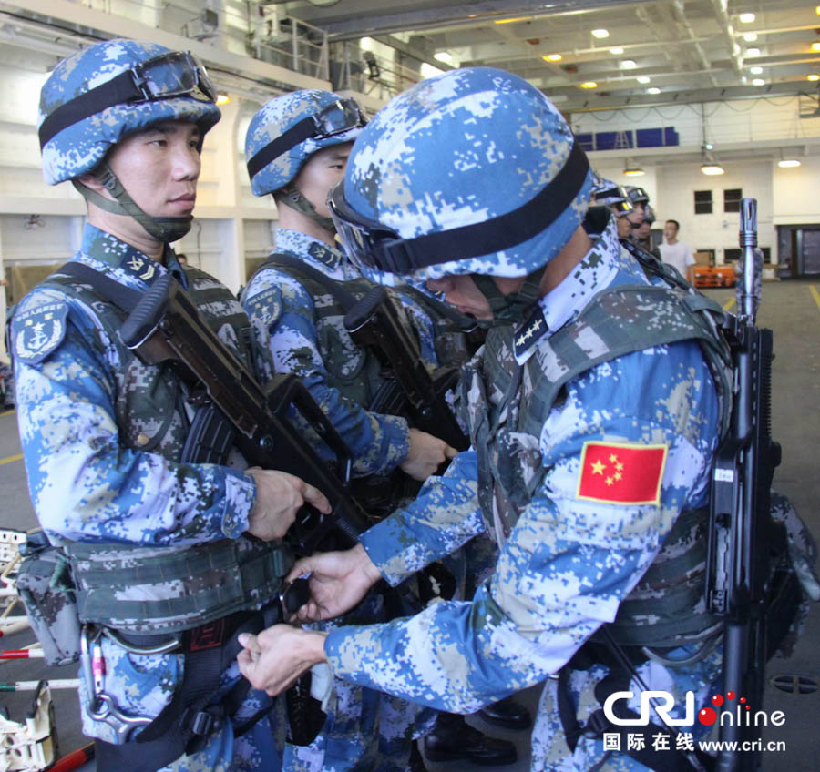 海军第十五批护航编队特战队员进行夜间训练(高清组图)