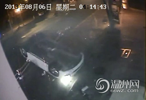 温州男子开保时捷醉驾翻车 称若关我就叫人枪