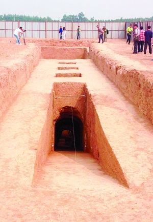 　　▲ 上官婉儿墓发掘现场。墓穴全长36.5米，深10.1米，由5个天井、5个过洞、4个壁龛等组成。