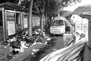 大卡车上的水果批发市场 霸占半条街 逼跑两