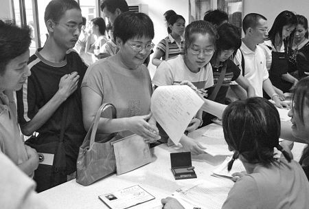 孩子大学报到,父母送还是不送?