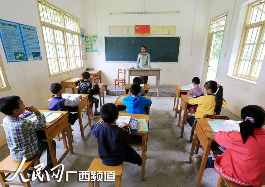 广西融安:残疾老师30年撑起大石山区微小学