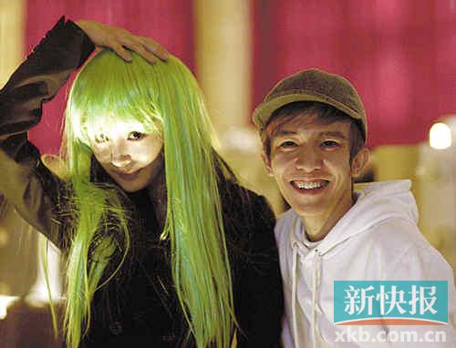 人在纽约时装周的杨幂没有在微博回应男友的示