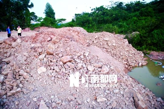 深圳余泥偷倒东莞28辆泥头车被抓现行