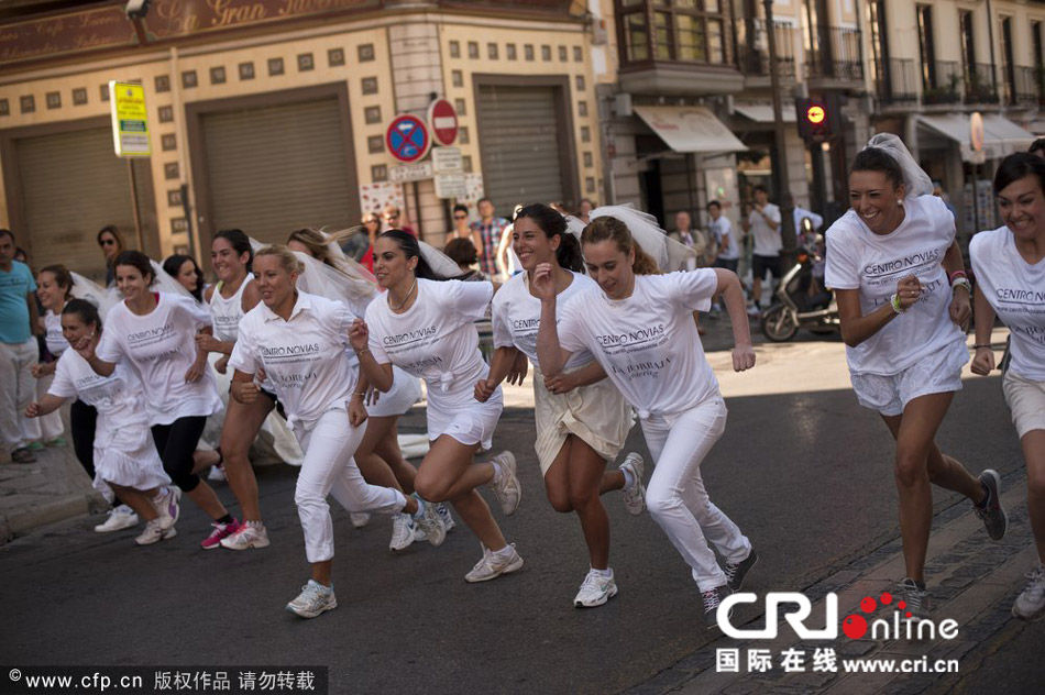西班牙举办 逃跑新娘 活动 准新娘 不顾形象 当