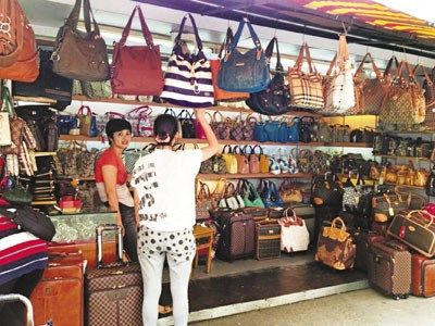 深圳中英街沦假货圣地 1万可买俩iPhone5一LV