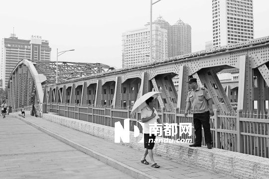 广东海珠桥6名保安昼夜值班防跳桥