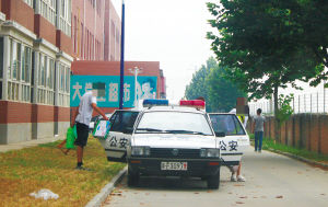 <em>河北政法职业学院</em>报到首日 一警车送新生(图)_