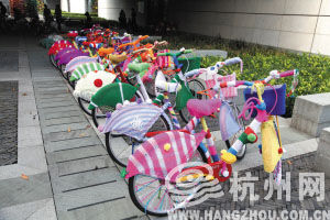 杭州大妈用毛线装饰的自行车是最让艺术家们惊