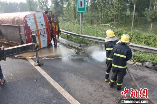 图为邯郸消防正在向油罐车洒水邯郸消防摄