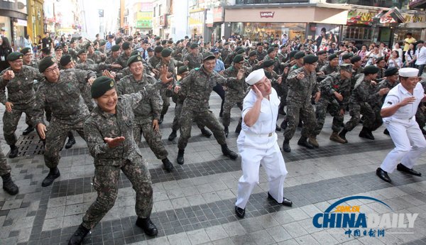 韩国士兵街头表演快闪热舞 鼓励青年参军(组图)