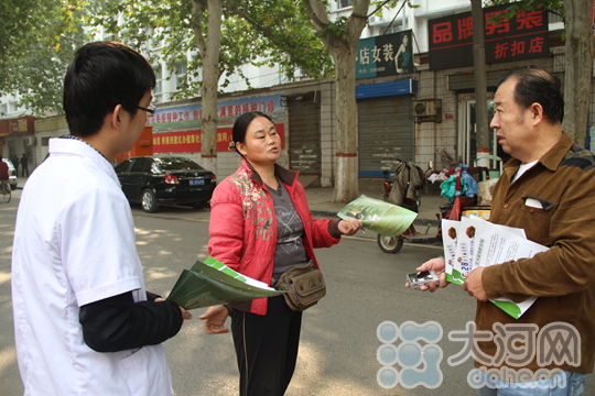 安阳市疾控部门走上街头宣传狂犬病预防知识